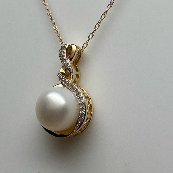 10K Yellow Gold 8mm Cultured Pearl and 0.06ct twt Diamond Pendant with Chain NEW - Picture 2 of 10